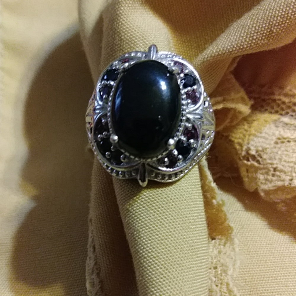 NWT-BLK.JADE & GARNETS ON SHOULDERS.        STERLING RING. Sz.7/ (R-012012)